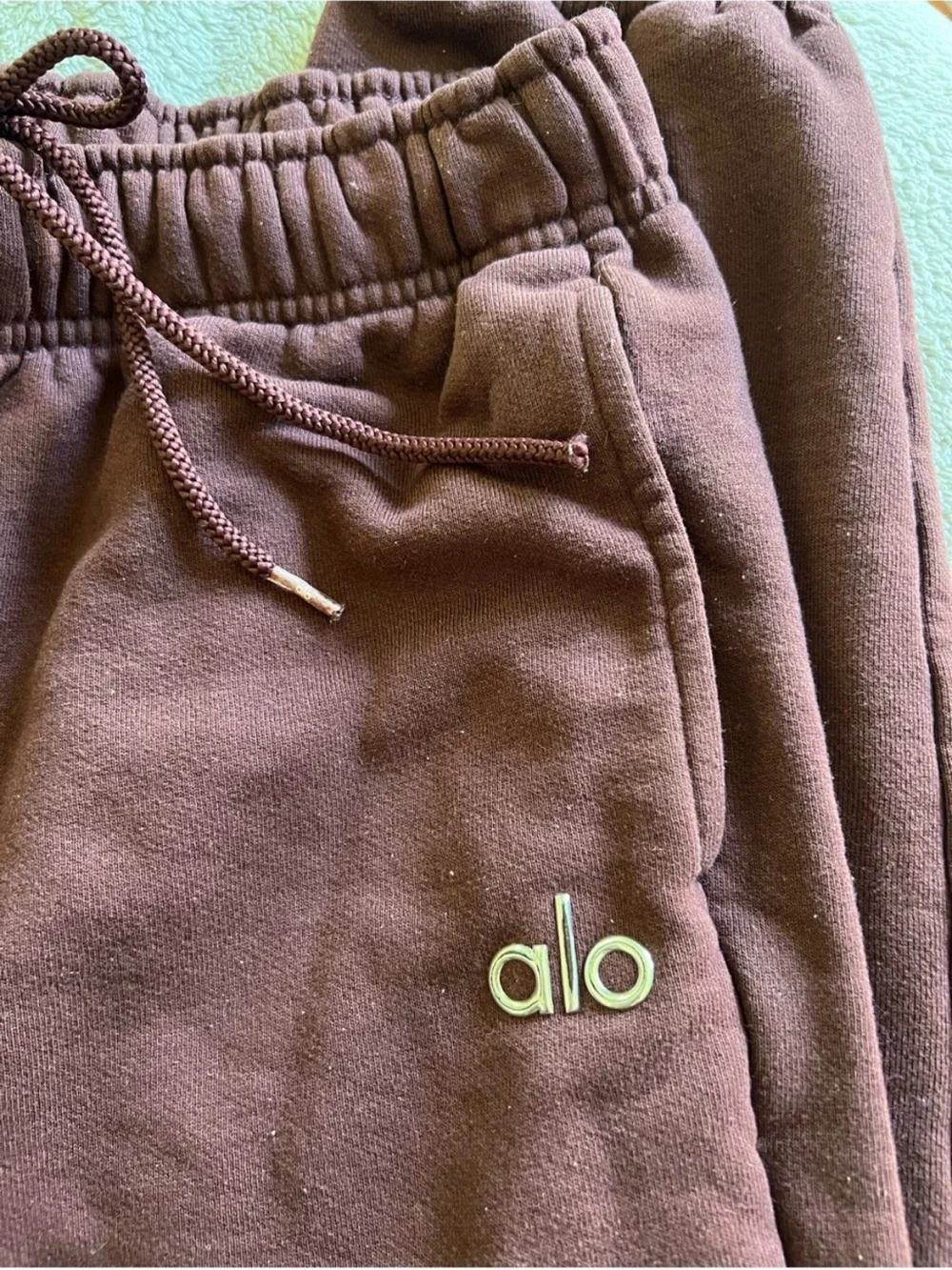Alo Yoga Women’s Cherry Cola Maroon Accolade Sweatpants Small
